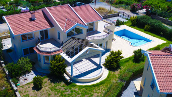 North Cyprus. Huge villa in Lapta in 300 m from the sea