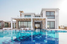 Luxury five-bedroom villa in 100 m from the sea