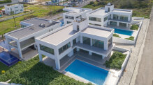Spacious high-tech villa on the Mediterranean coast. Zero to the sea!
