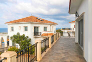 Very spacious villa, 100 m from the sea