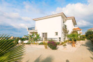 Very spacious villa, 100 m from the sea