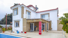 Karşıyaka'daki şahane üç yatak odalı villa