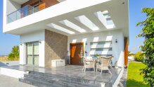 Luxorious 4 bedroom villa 150m away from the beach