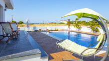 Luxorious 4 bedroom villa 150m away from the beach