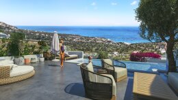 Santorini mimarisine sahip bir kompleks içinde havuzlu villa