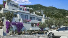 Wohnung 2+1 mit Schwimmbad in einem Komplex mit Santorini Architektur
