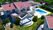 Luxurious villa 300 meters from the sea
